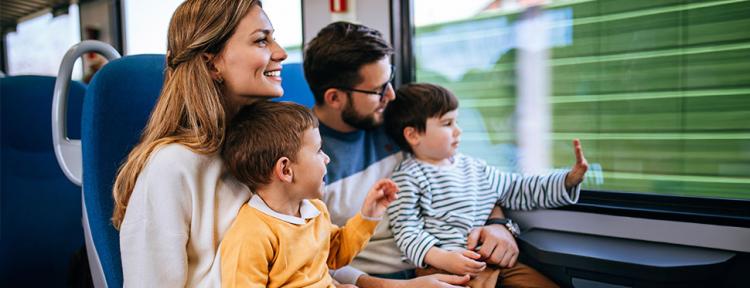 Familie in der Bahn