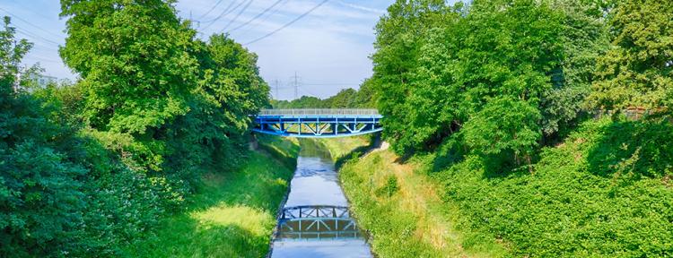 Brücke über die Emscher bei Recklinghausen im Ruhrgebiet