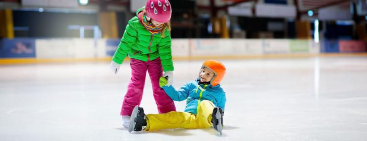 Zwei Kinder auf mit Schlittschuhen auf dem Eis